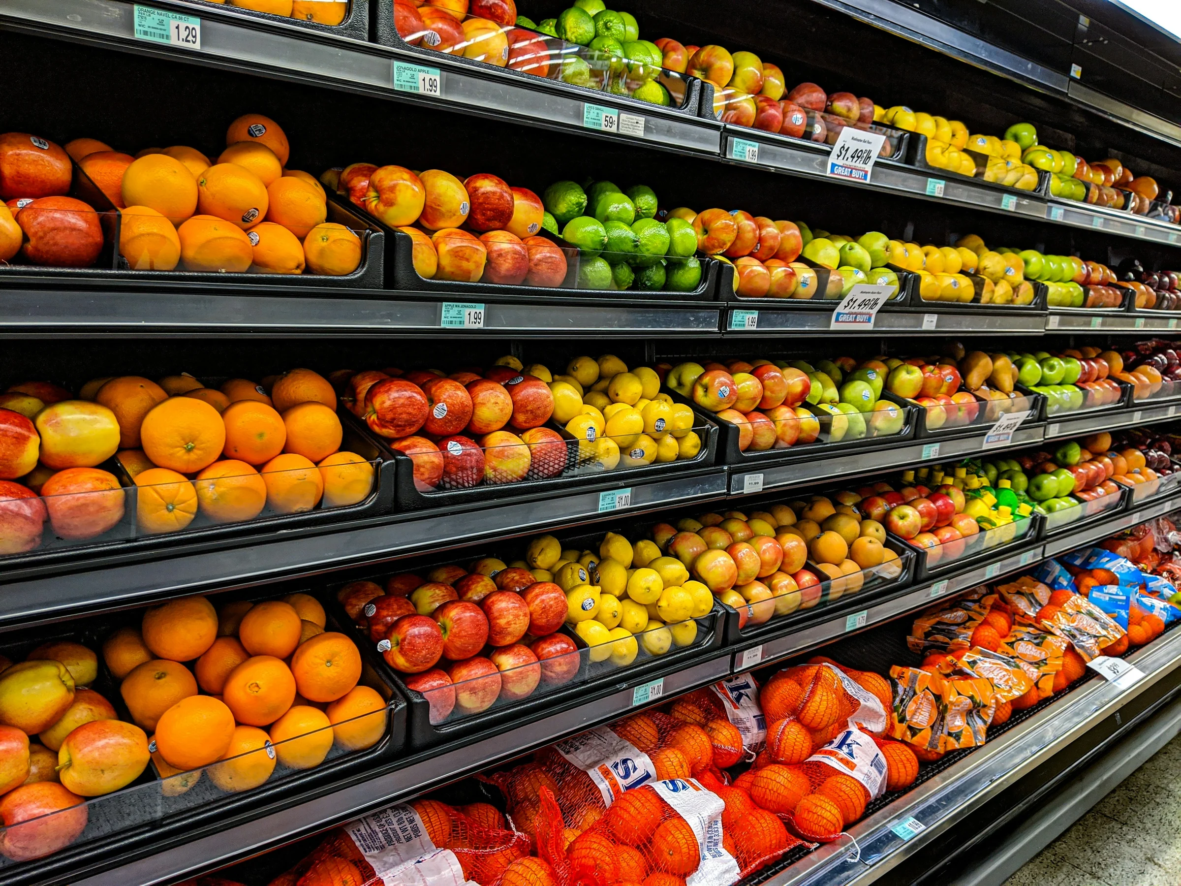 Frutas y verduras frescas acomodadas en anaqueles