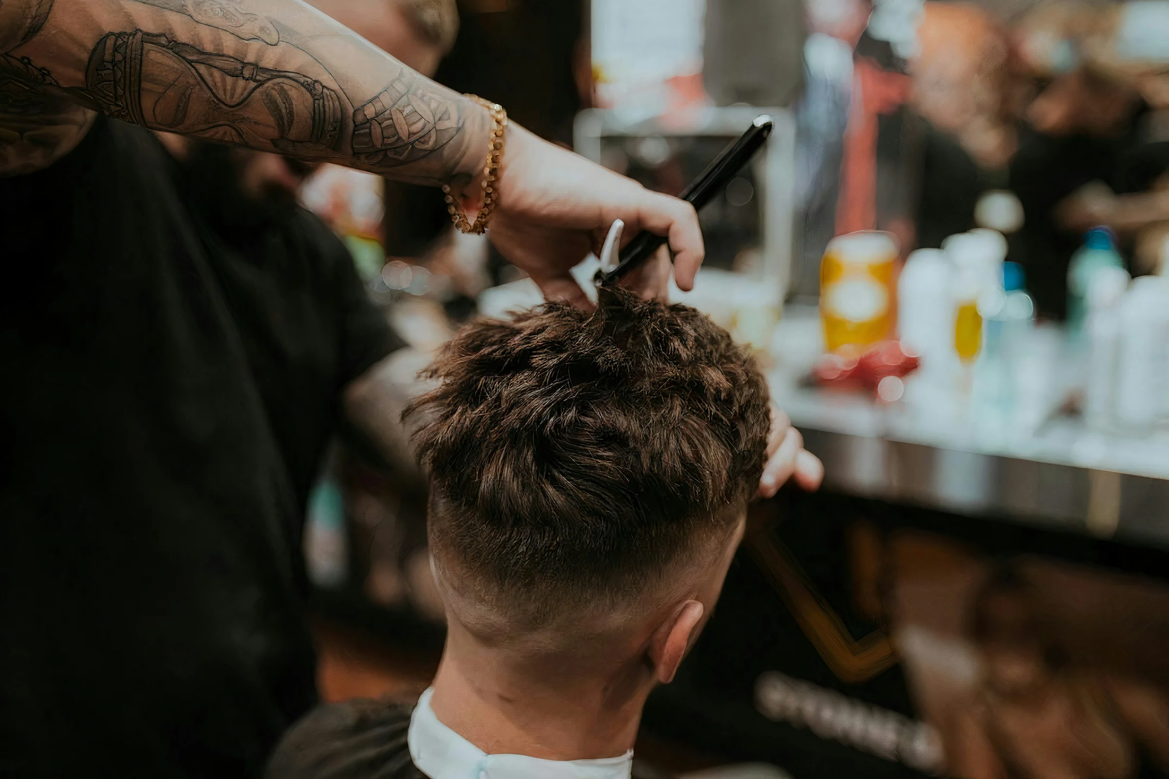Barbero haciendo un corte con tijera