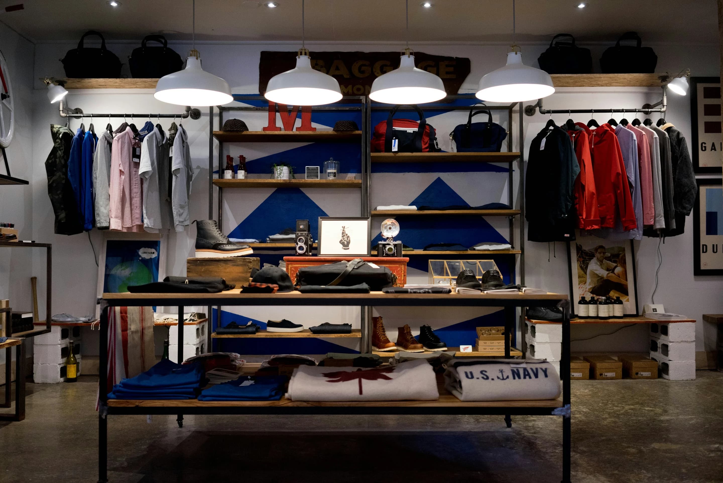 Boutique con ropa colgada y repisas de madera