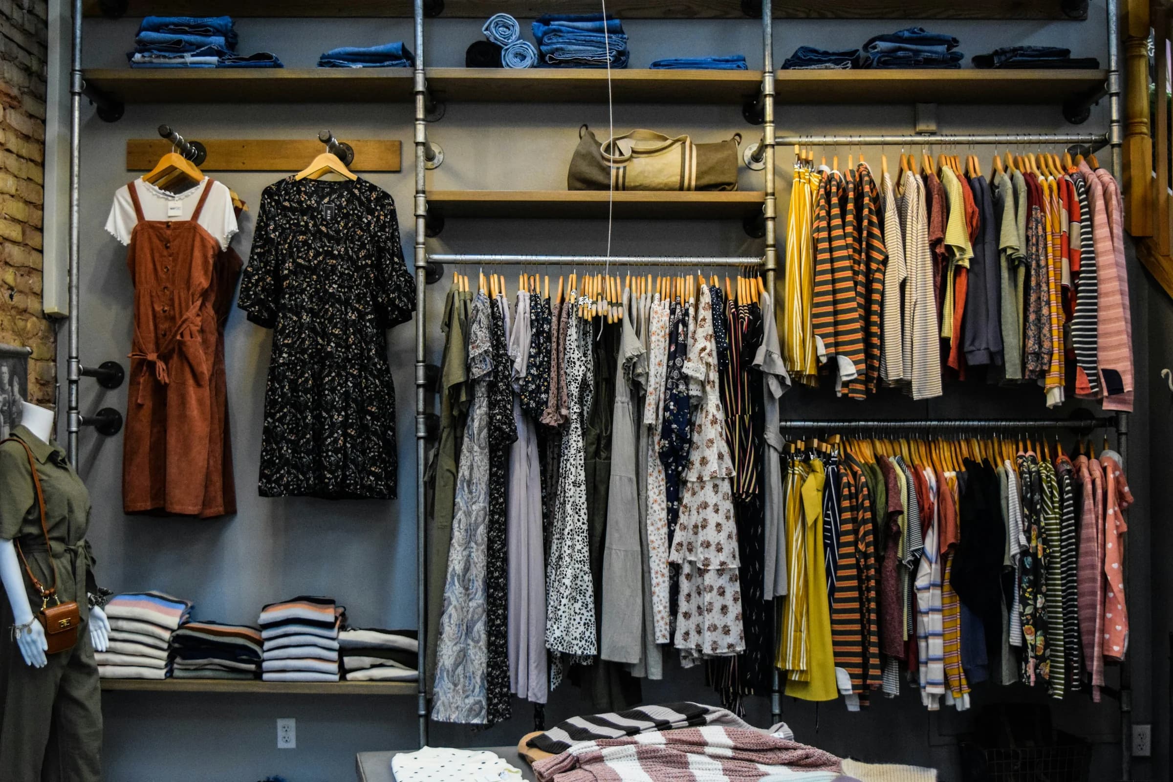 Percheros con vestidos y blusas de temporada