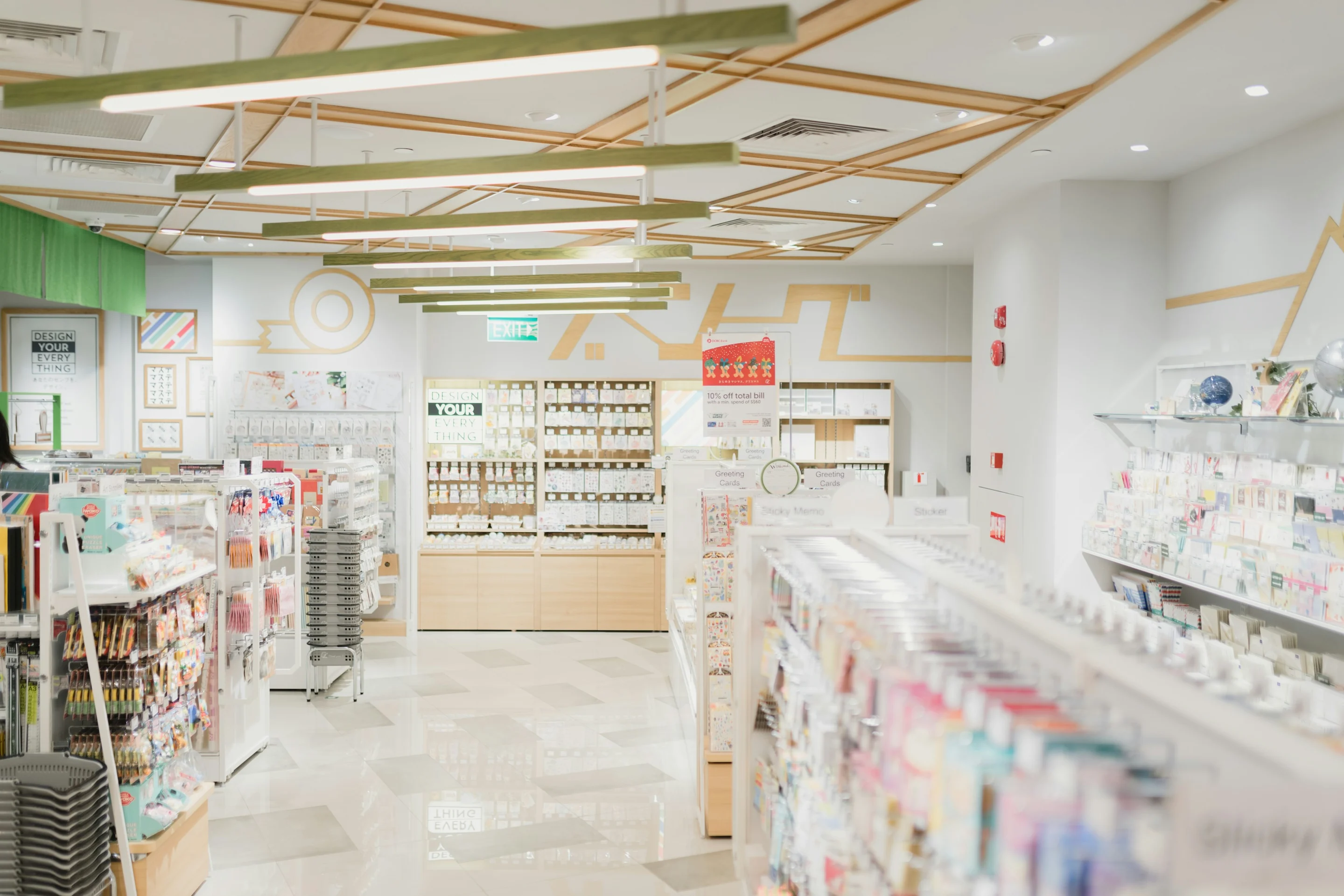 Interior de una farmacia luminosa con anaqueles de medicamentos