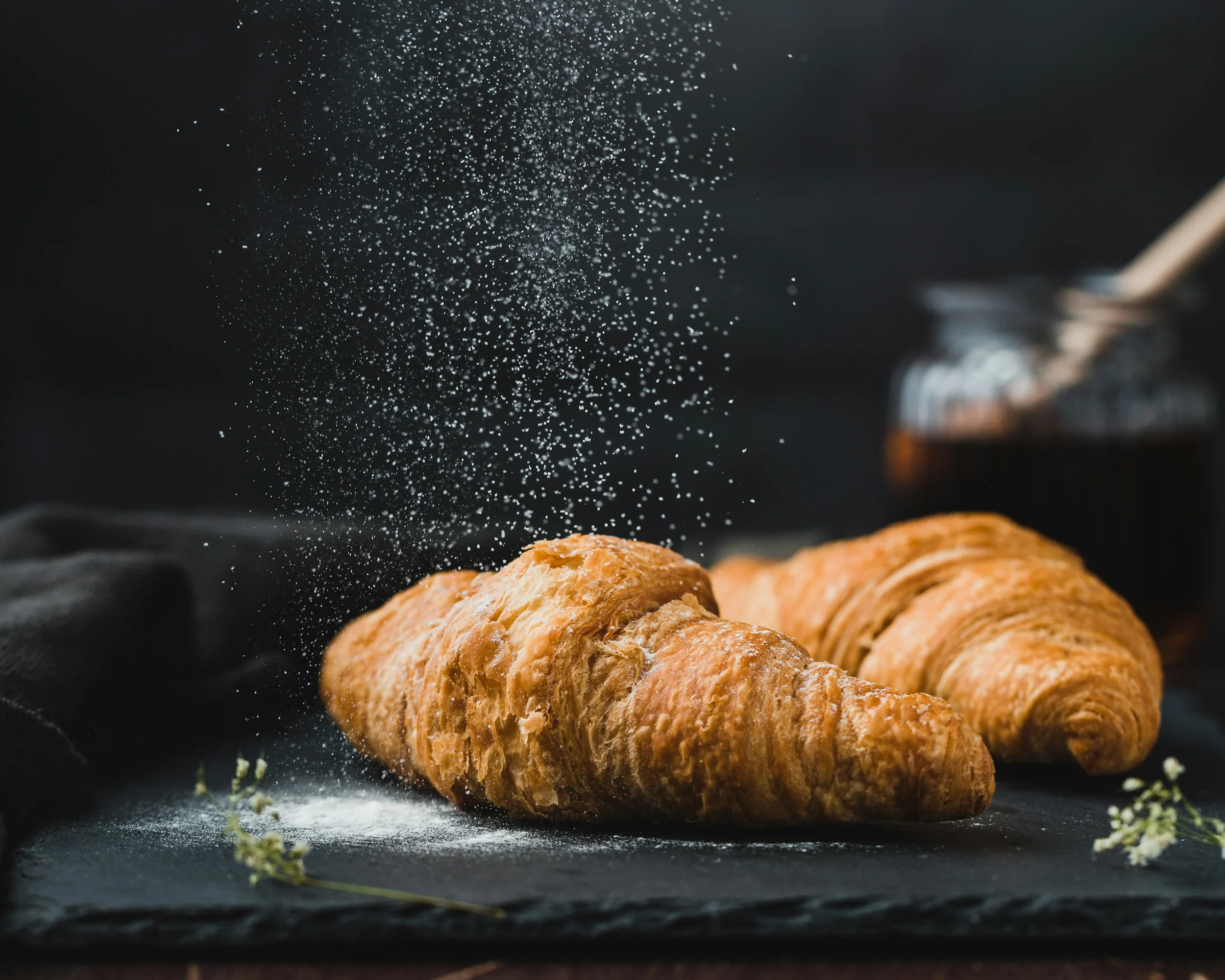 Croissants recién horneados con azúcar glass